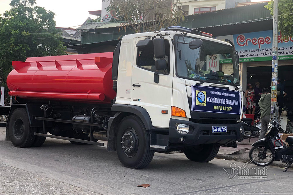 Hạn nặng, Quảng Ninh phải điều xe chở nước ‘cứu khát‘ nhà hàng