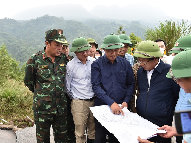 Phó Thủ tướng kiểm tra công tác khắc phục hậu quả mưa lũ tại miền Trung - Ảnh 1.