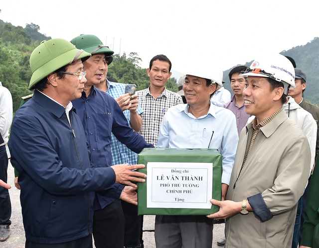 Phó Thủ tướng kiểm tra công tác khắc phục hậu quả mưa lũ tại miền Trung - Ảnh 5.