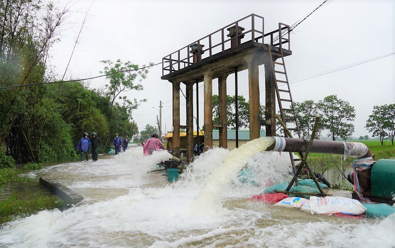 Quảng Trị khắc phục khẩn cấp hậu quả đợt mưa lũ trái mùa - Ảnh 1.