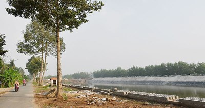 Hà Nội yêu cầu dừng thi công trạm thu nước, hoàn trả kết cấu đê sông Hồng - Ảnh 1.