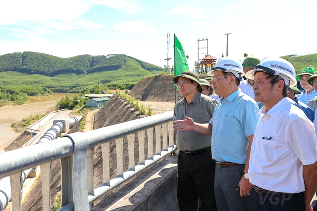 Thủ tướng khảo sát dự án thủy nông lớn nhất Nghệ An - Ảnh 1.