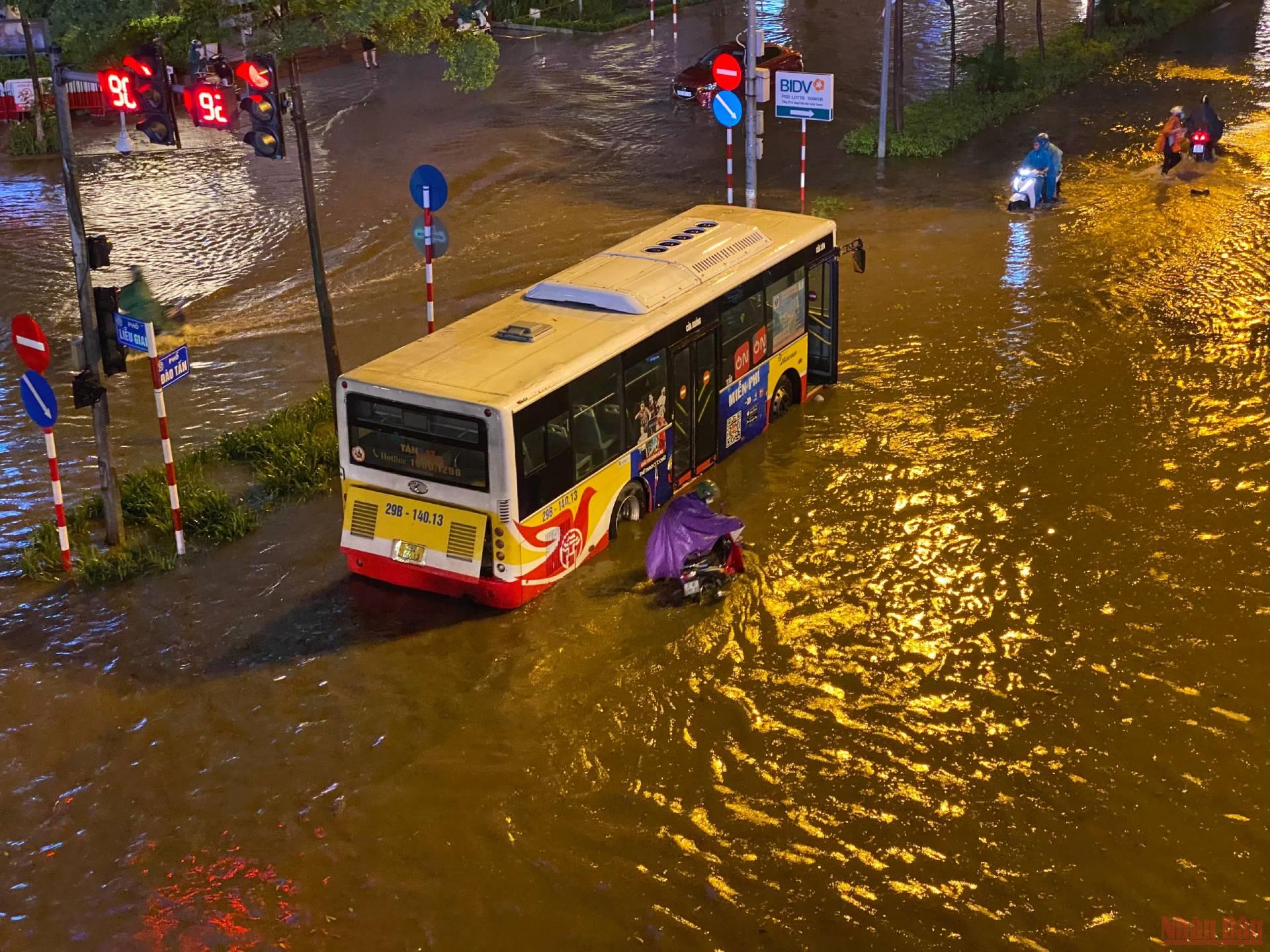 Hình ảnh nhiều tuyến phố ở Hà Nội ngập, ùn tắc do mưa lớn - Ảnh 2.