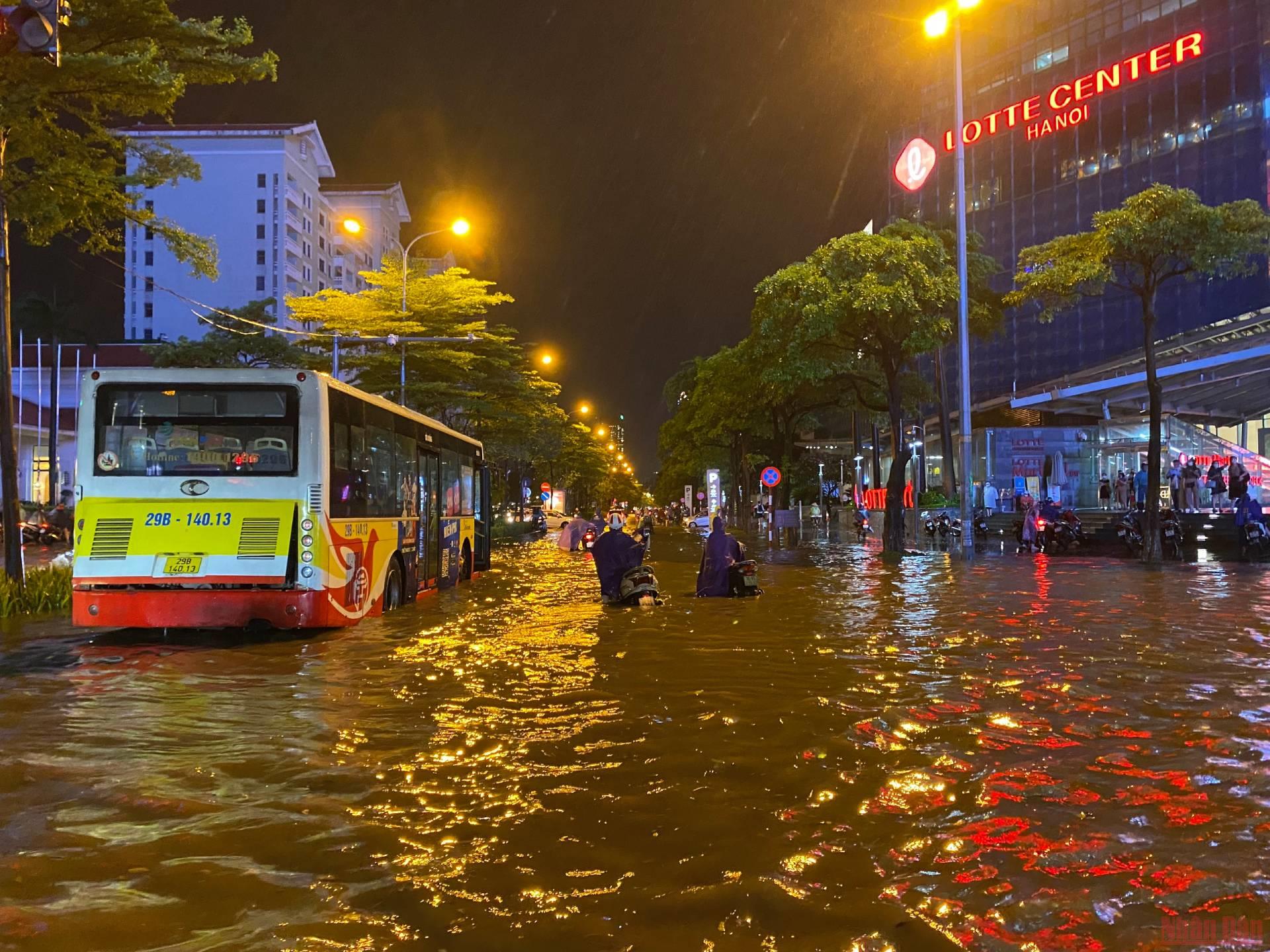 Hình ảnh nhiều tuyến phố ở Hà Nội ngập, ùn tắc do mưa lớn - Ảnh 6.