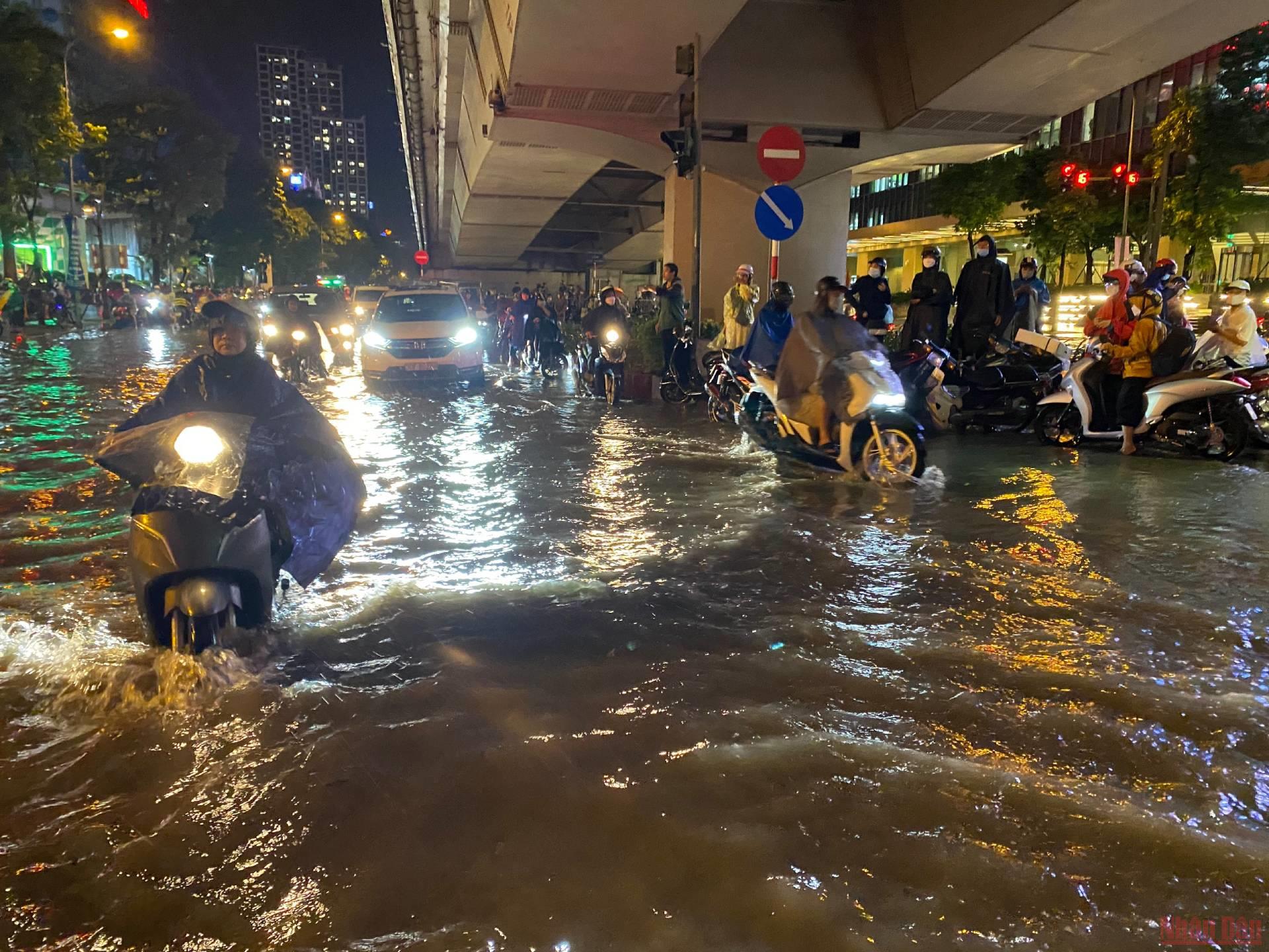Hình ảnh nhiều tuyến phố ở Hà Nội ngập, ùn tắc do mưa lớn - Ảnh 7.