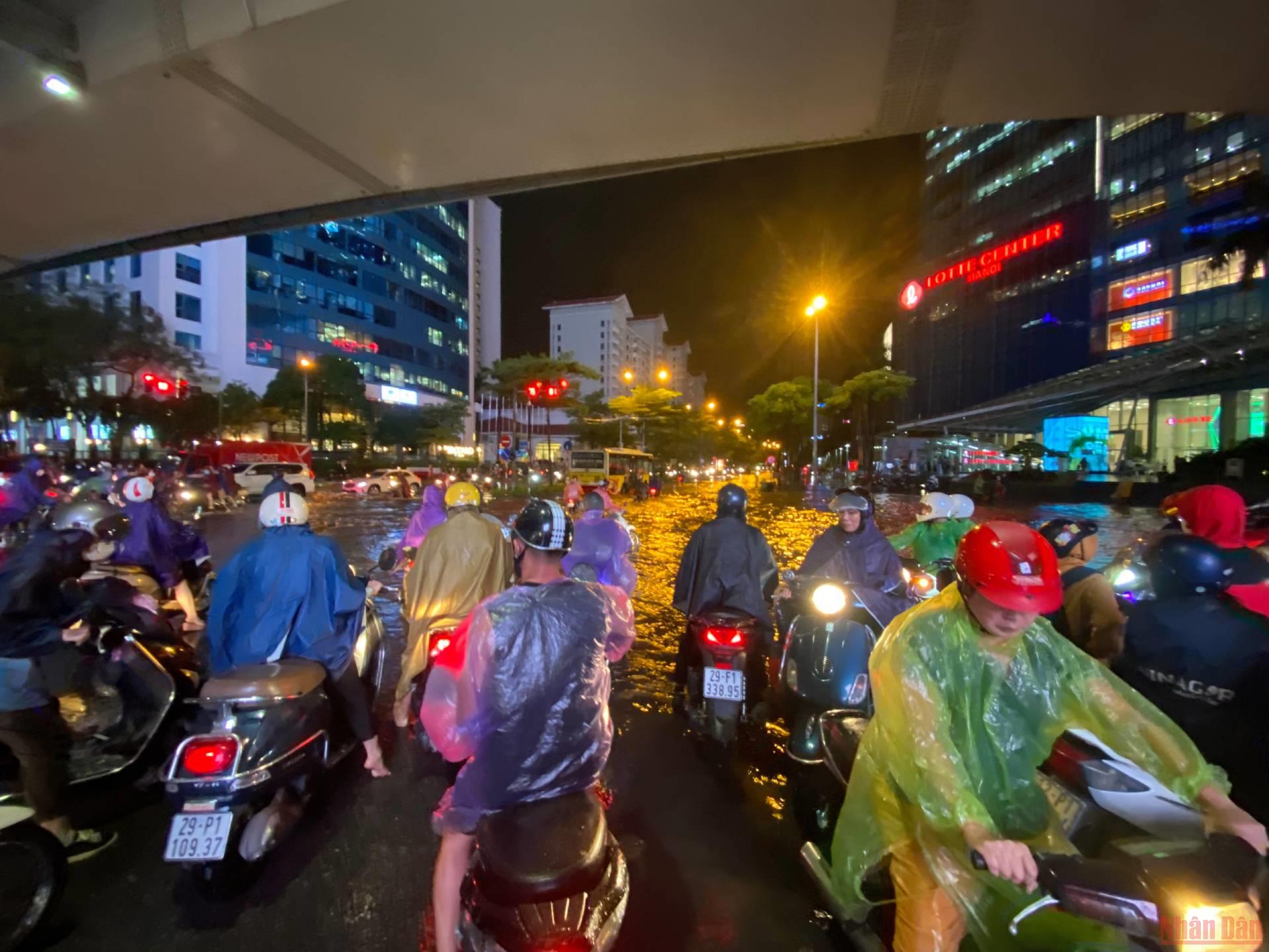 Hình ảnh nhiều tuyến phố ở Hà Nội ngập, ùn tắc do mưa lớn - Ảnh 8.