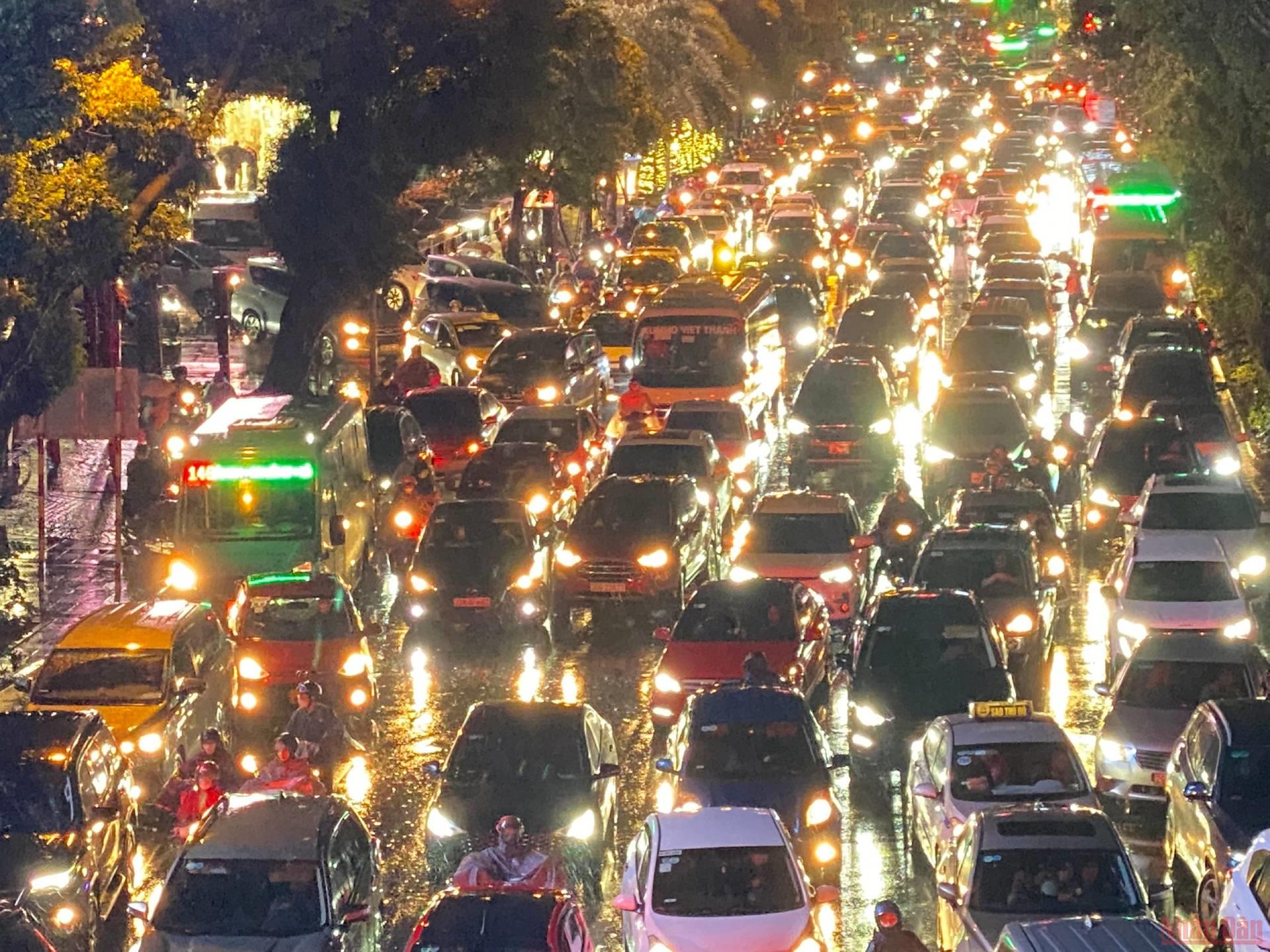 Hình ảnh nhiều tuyến phố ở Hà Nội ngập, ùn tắc do mưa lớn - Ảnh 1.