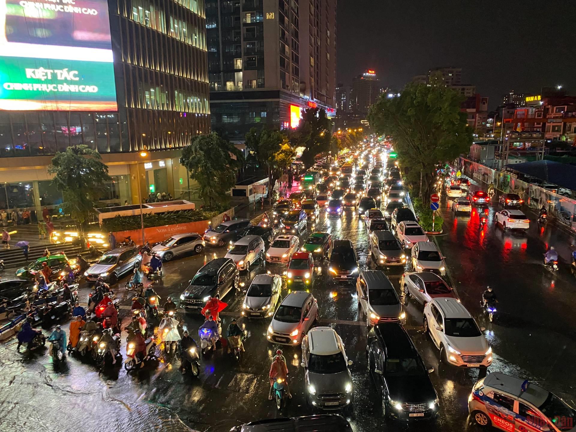 Hình ảnh nhiều tuyến phố ở Hà Nội ngập, ùn tắc do mưa lớn - Ảnh 3.