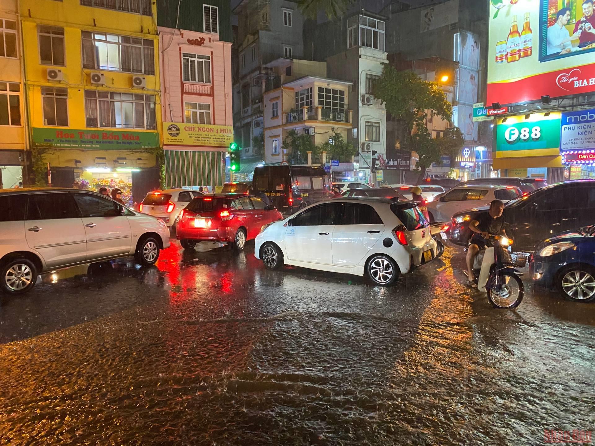 Hình ảnh nhiều tuyến phố ở Hà Nội ngập, ùn tắc do mưa lớn - Ảnh 4.