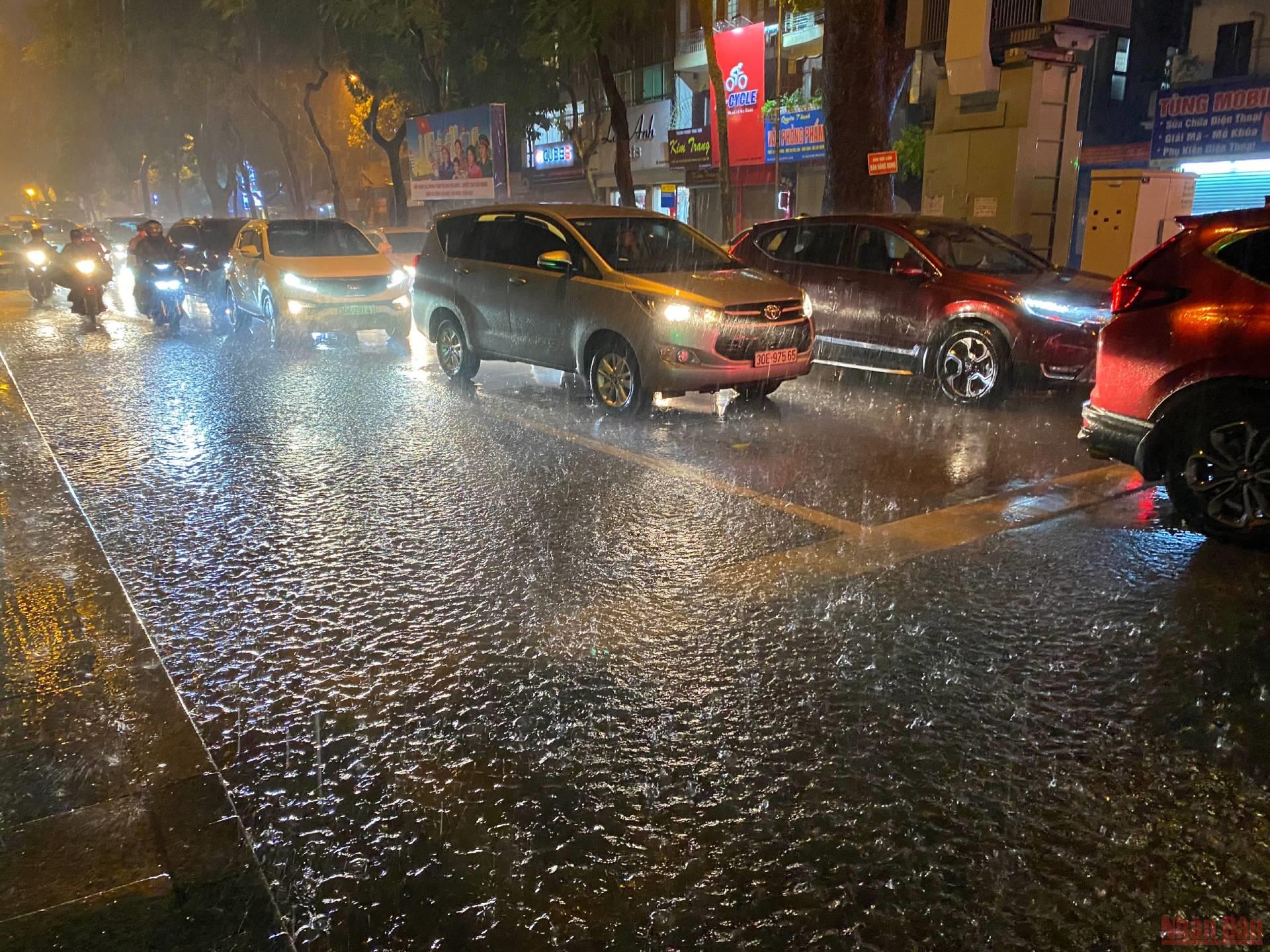 Hình ảnh nhiều tuyến phố ở Hà Nội ngập, ùn tắc do mưa lớn - Ảnh 5.