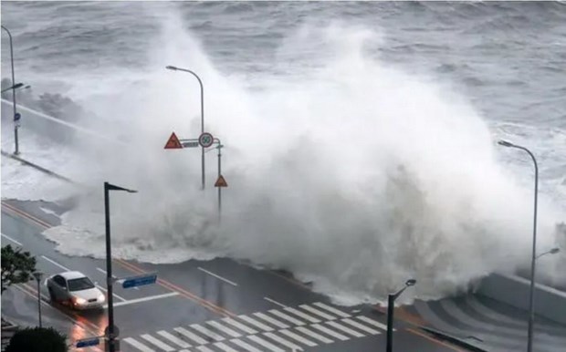 Người dân phía Nam Nhật Bản sơ tán do ảnh hưởng bão Muifa - Ảnh 1.