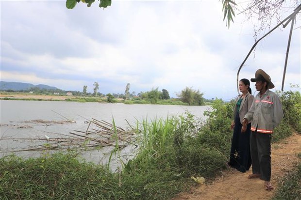 Người dân Quảng Ngãi lo ngại sạt lở bờ sông Trà Bồng - Ảnh 2.