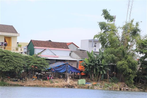 Người dân Quảng Ngãi lo ngại sạt lở bờ sông Trà Bồng - Ảnh 1.
