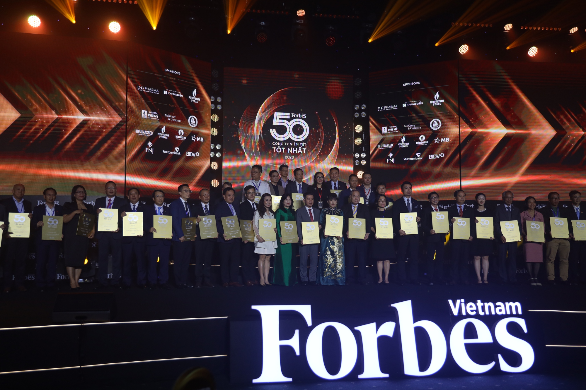 Forbes vinh danh 50 công ty niêm yết tốt nhất Việt Nam 2023. Sản xuất xanh, kinh tế tuần hoàn lên ngôi vô địch - Ảnh 2.