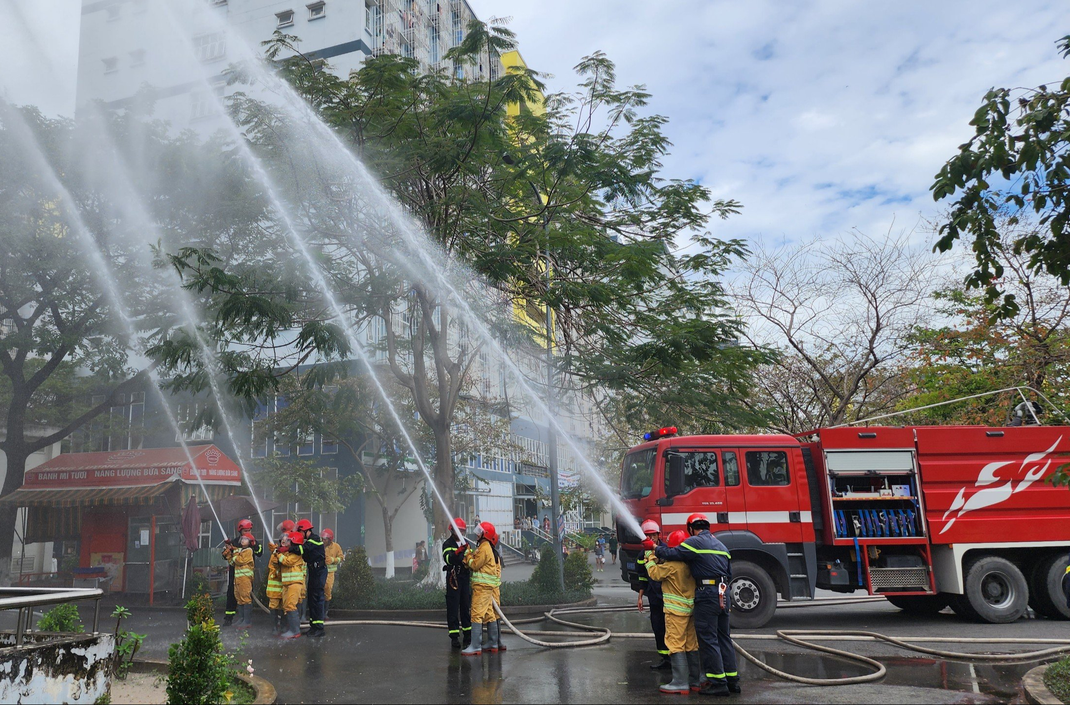 Cảnh sát PCCC và CNCH tỉnh Bình Dương tập huấn  chữa cháy và thoát nạn cho cư dân nhà cao tầng- Ảnh 1.