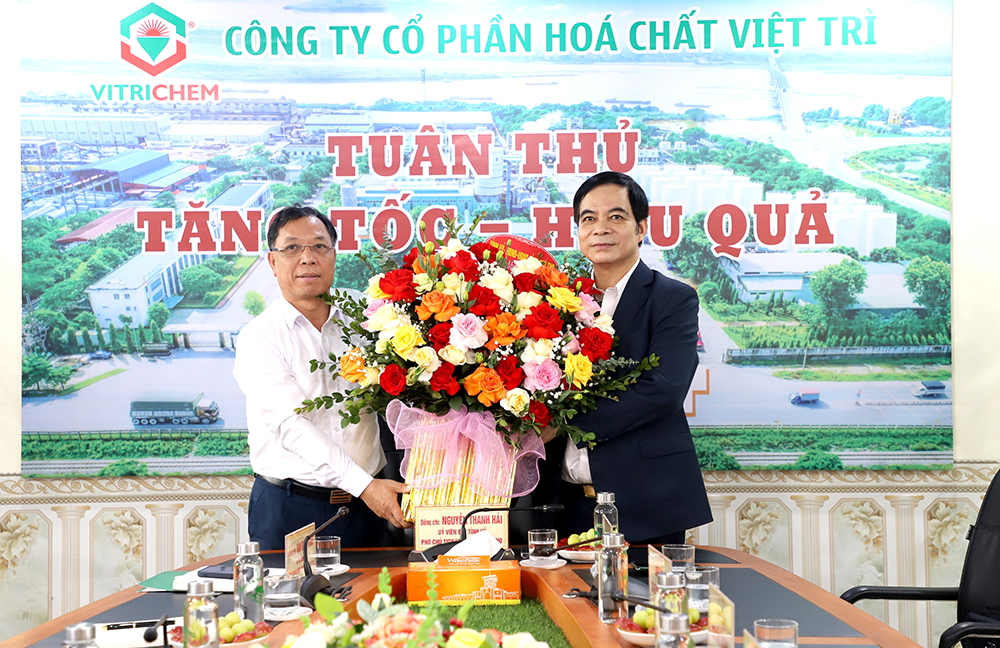 Phú Thọ: Lãnh đạo UBND tỉnh thăm, động viên sản xuất đầu Xuân tại Công ty CP Hóa chất Việt Trì- Ảnh 1.