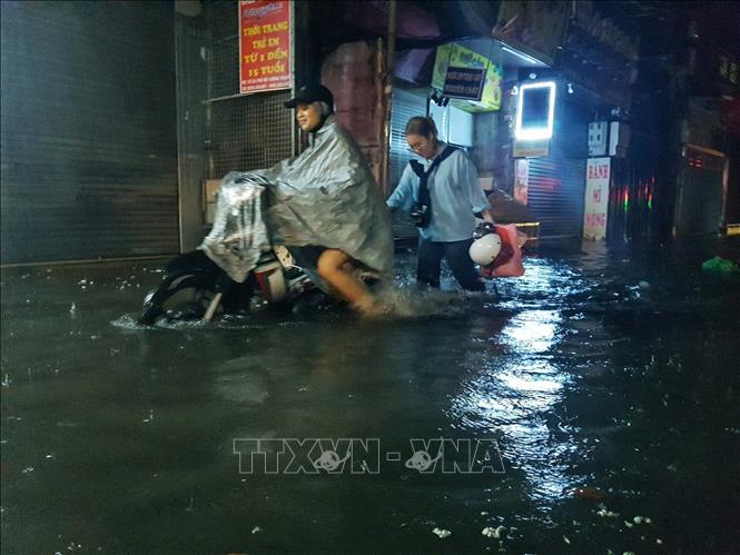 Mưa lớn nửa đêm khiến cả Thủ đô ngập trong biển nước, người dân di chuyển chật vật- Ảnh 12.