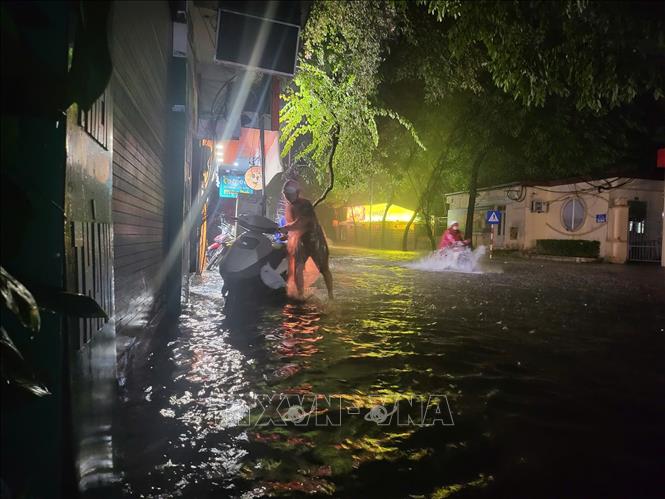 Mưa lớn nửa đêm khiến cả Thủ đô ngập trong biển nước, người dân di chuyển chật vật- Ảnh 14.