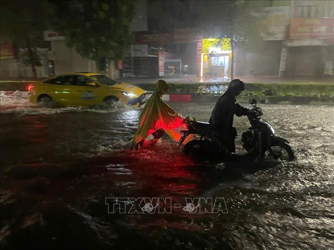 Mưa lớn nửa đêm khiến cả Thủ đô ngập trong biển nước, người dân di chuyển chật vật- Ảnh 6.