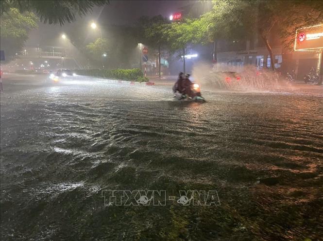 Mưa lớn nửa đêm khiến cả Thủ đô ngập trong biển nước, người dân di chuyển chật vật- Ảnh 5.