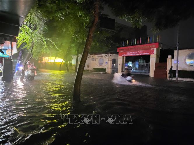 Mưa lớn nửa đêm khiến cả Thủ đô ngập trong biển nước, người dân di chuyển chật vật- Ảnh 3.