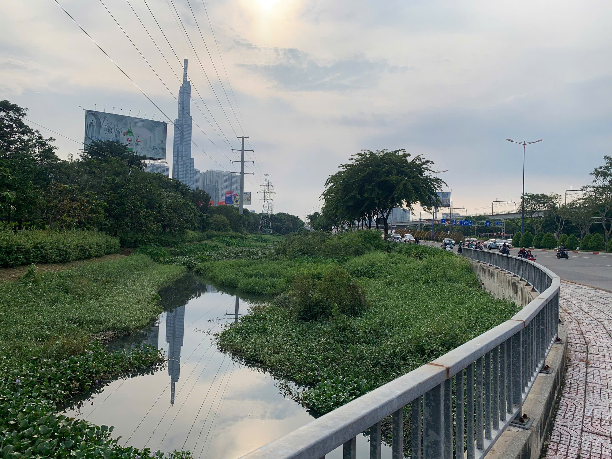 Nạo vét rạch Đá Đỏ, gỡ “nút thắt” thoát nước cho khu Đông TP.HCM - Ảnh 2.