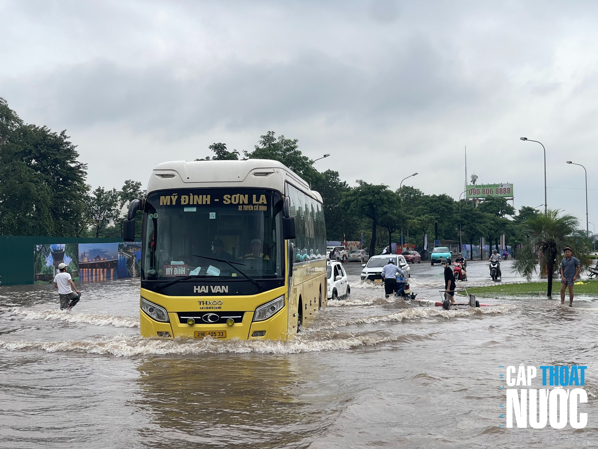 Hoàn lưu bão số 11 gây ngập diện rộng tại Hà Nội - Ảnh 1.