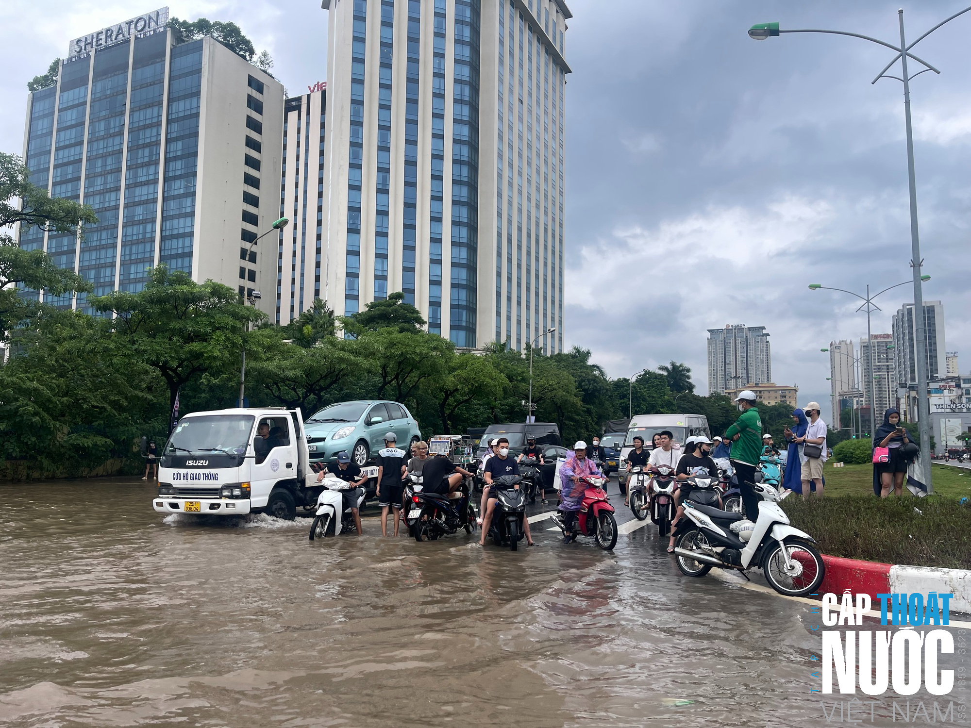 Hoàn lưu bão số 11 gây ngập diện rộng tại Hà Nội - Ảnh 2.