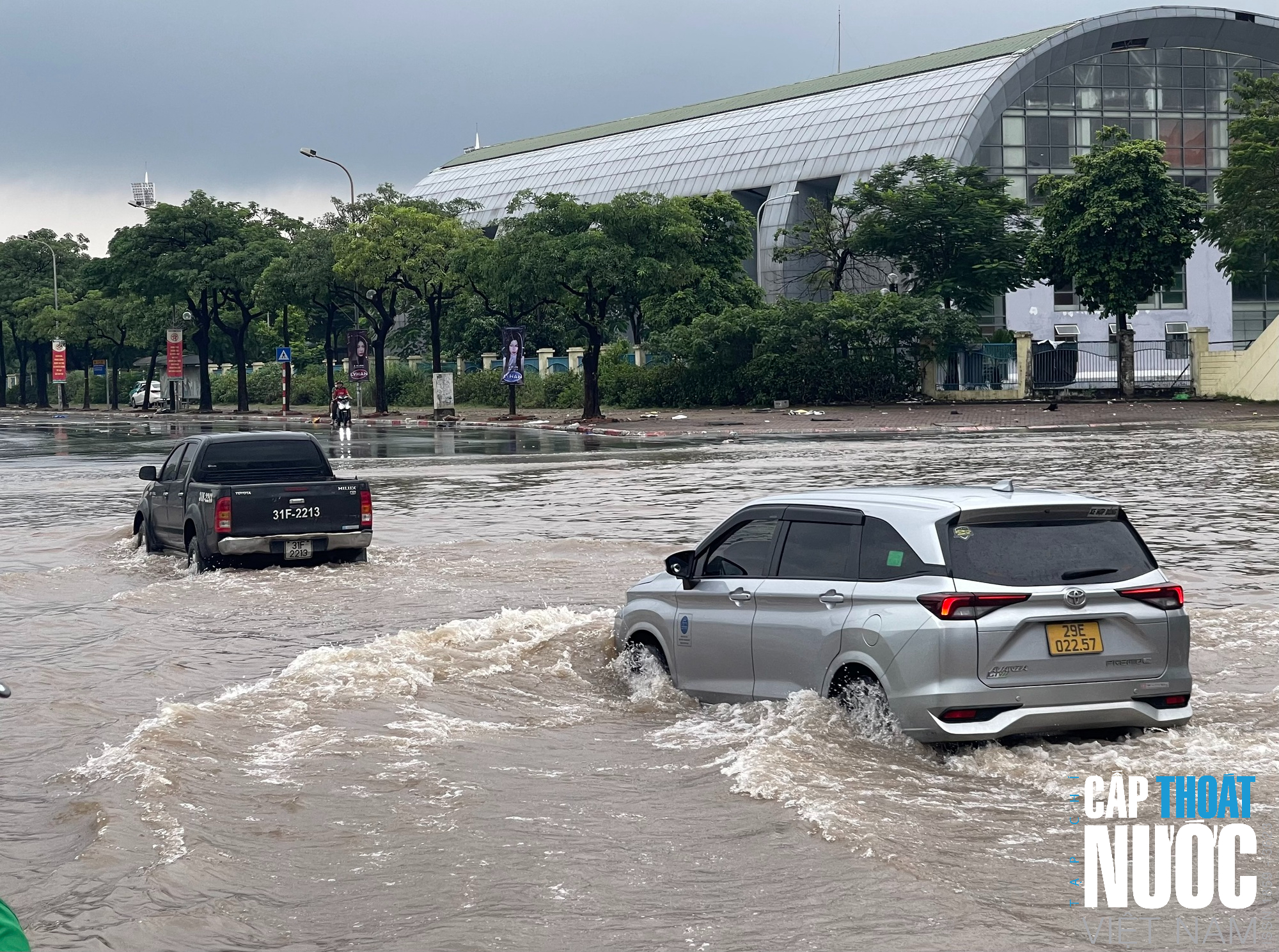 Hoàn lưu bão số 11 gây ngập diện rộng tại Hà Nội - Ảnh 9.