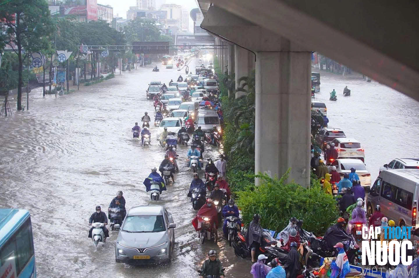 Hoàn lưu bão số 11 gây ngập diện rộng tại Hà Nội - Ảnh 8.