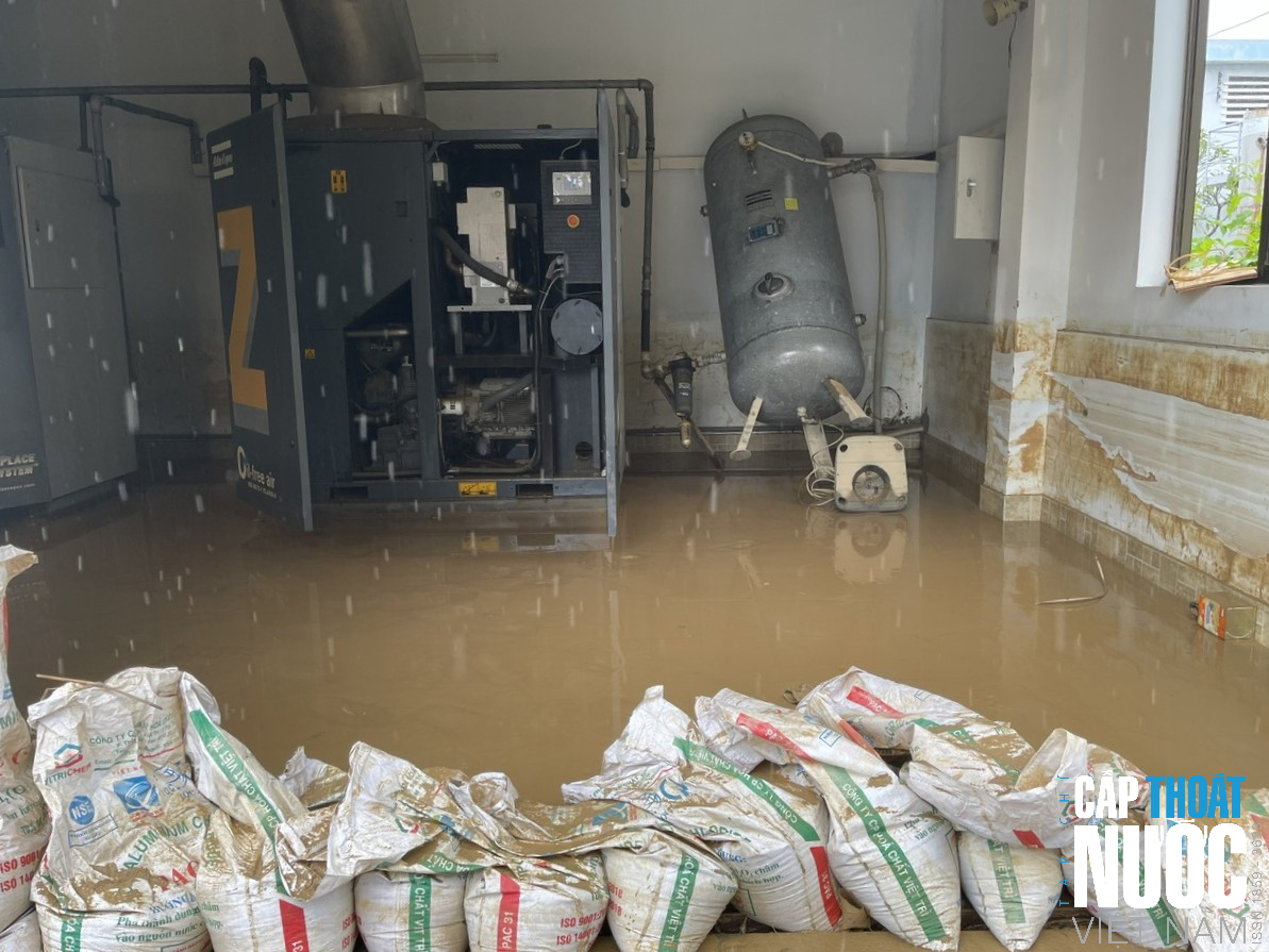 Công ty CP Cấp Thoát nước Khánh Hòa nỗ lực khắc phục hậu quả mưa lũ để cấp nước sạch trở lại cho nhân dân- Ảnh 2.