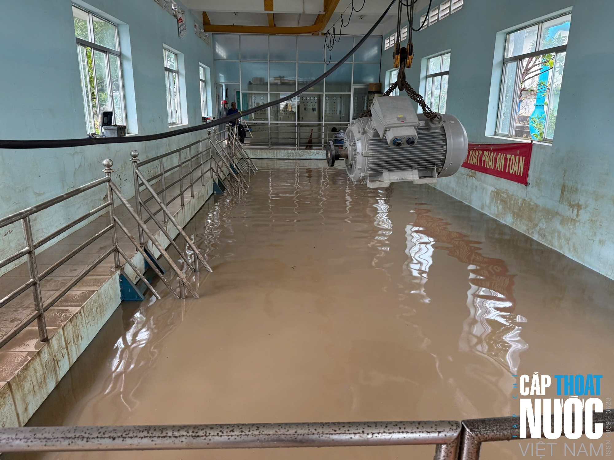 Công ty CP Cấp Thoát nước Khánh Hòa nỗ lực khắc phục hậu quả mưa lũ để cấp nước sạch trở lại cho nhân dân- Ảnh 3.