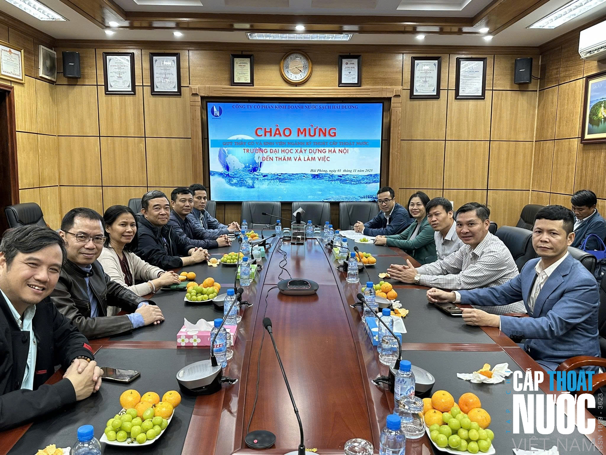 Sinh viên ngành Kỹ thuật Cấp Thoát nước Trường ĐH Xây Dựng Hà Nội trải nghiệm thực tế ngay từ năm thứ nhất- Ảnh 1. Sinh viên ngành Kỹ thuật Cấp Thoát nước Trường ĐH Xây Dựng Hà Nội trải nghiệm thực tế ngay từ năm thứ nhất- Ảnh 1.