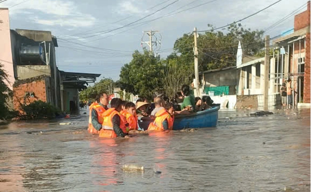 Kịp thời ứng phó với mưa lũ tại miền Trung- Ảnh 1.