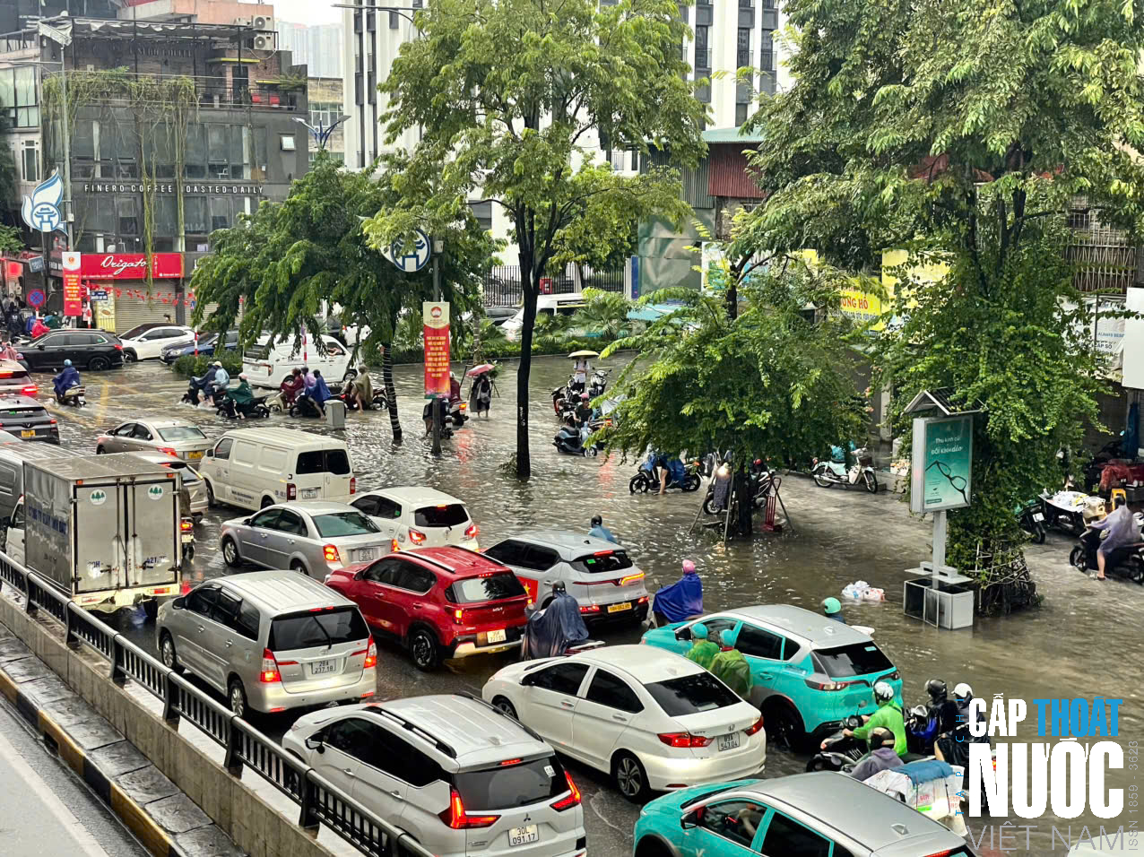 Hà Nội chìm trong biển nước, nhiều tuyến phố ngập sâu - Ảnh 2.