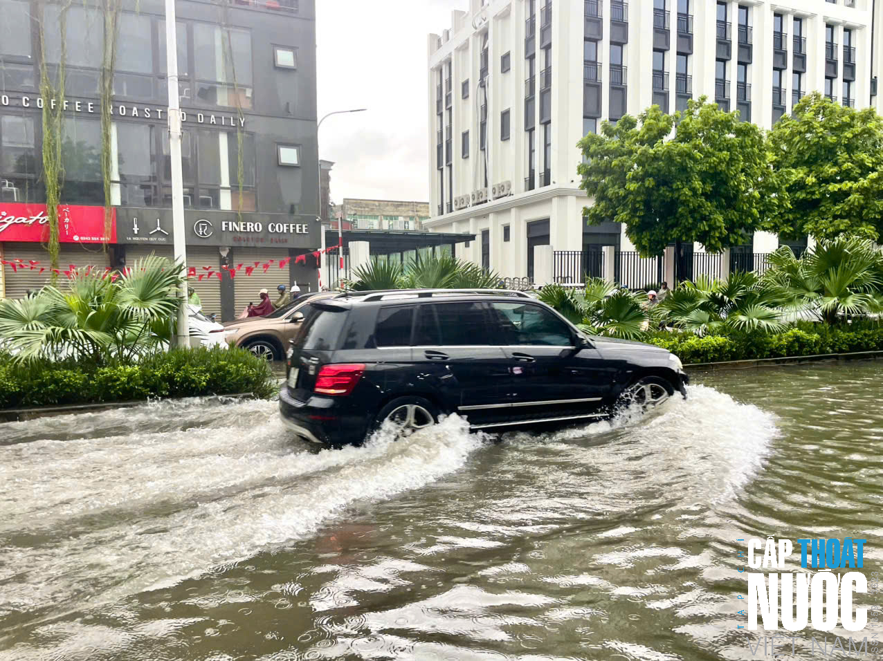 Hà Nội chìm trong biển nước, nhiều tuyến phố ngập sâu - Ảnh 3.