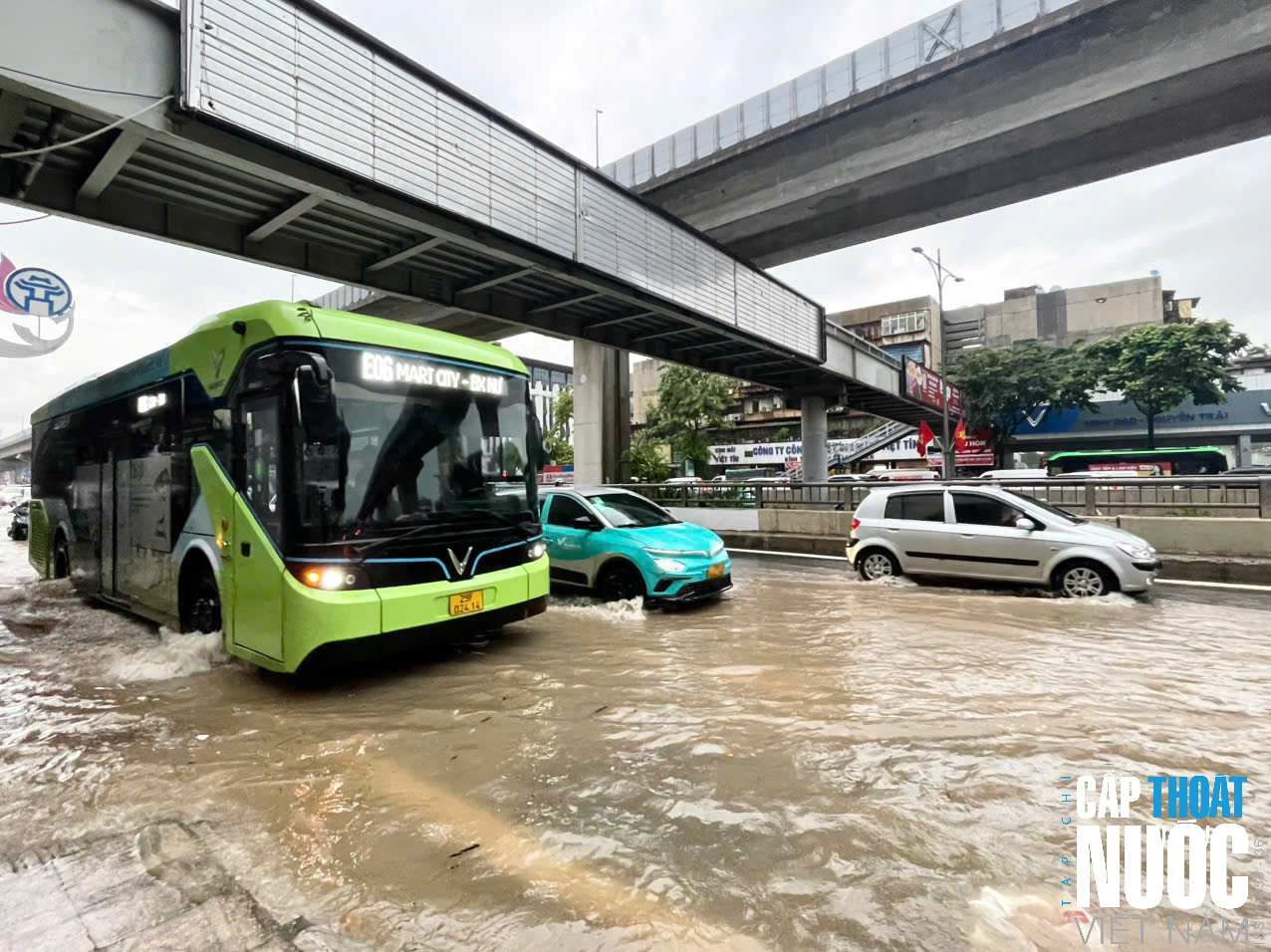 Hà Nội chìm trong biển nước, nhiều tuyến phố ngập sâu - Ảnh 4.