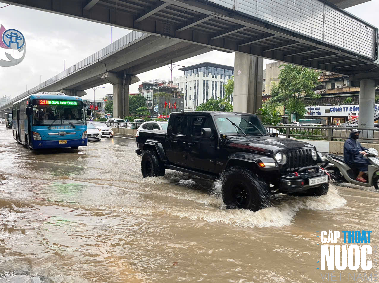 Hà Nội chìm trong biển nước, nhiều tuyến phố ngập sâu - Ảnh 5.