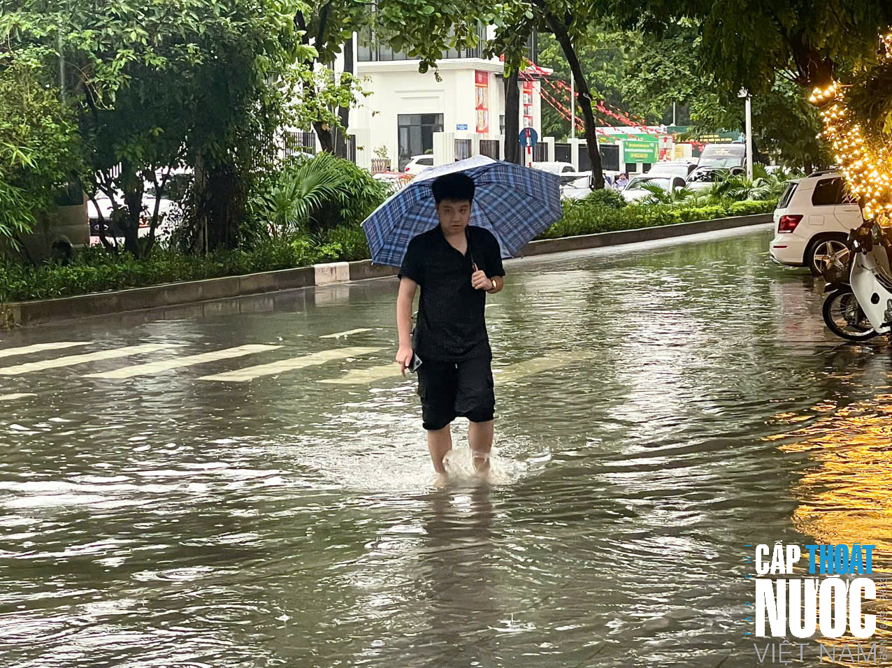Hà Nội chìm trong biển nước, nhiều tuyến phố ngập sâu - Ảnh 6.