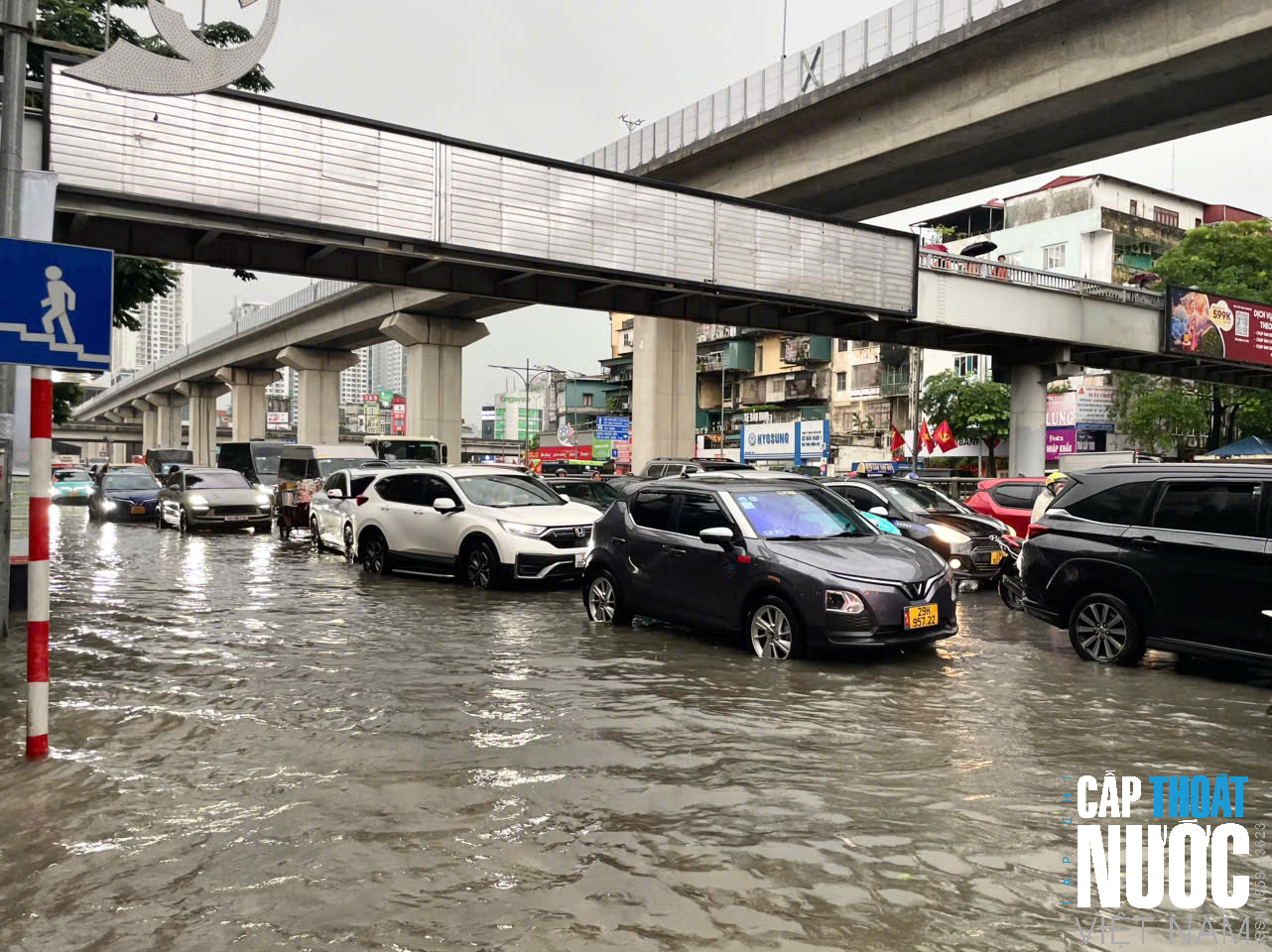 Hà Nội chìm trong biển nước, nhiều tuyến phố ngập sâu - Ảnh 7.