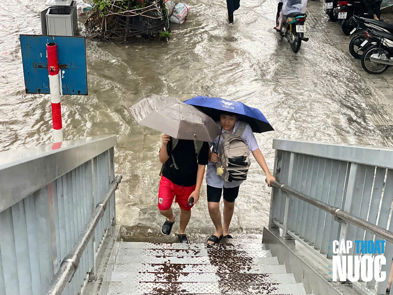 Hà Nội chìm trong biển nước, nhiều tuyến phố ngập sâu - Ảnh 8.