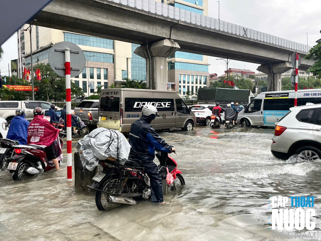 Hà Nội chìm trong biển nước, nhiều tuyến phố ngập sâu - Ảnh 11.