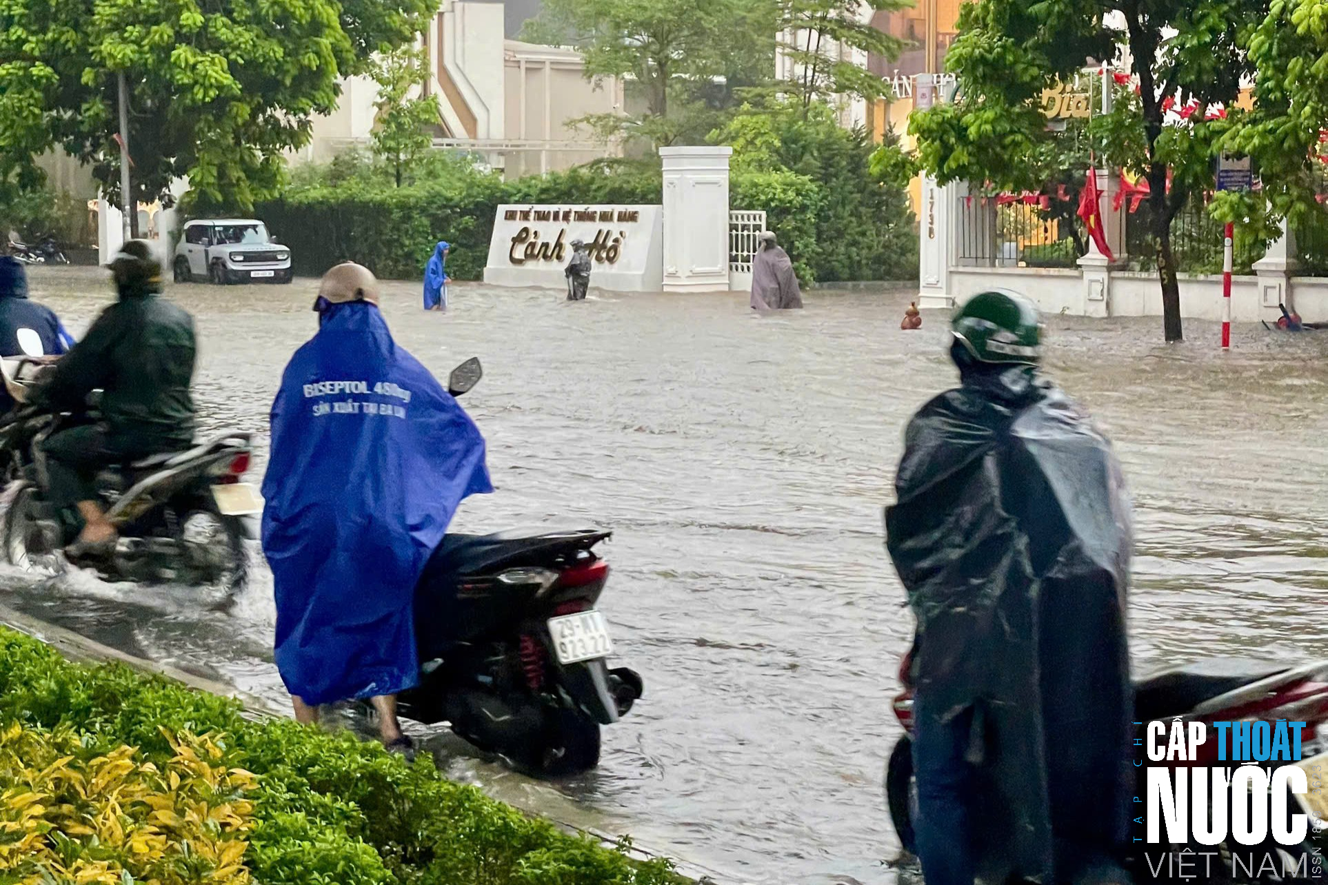 Hà Nội chìm trong biển nước, nhiều tuyến phố ngập sâu - Ảnh 9.