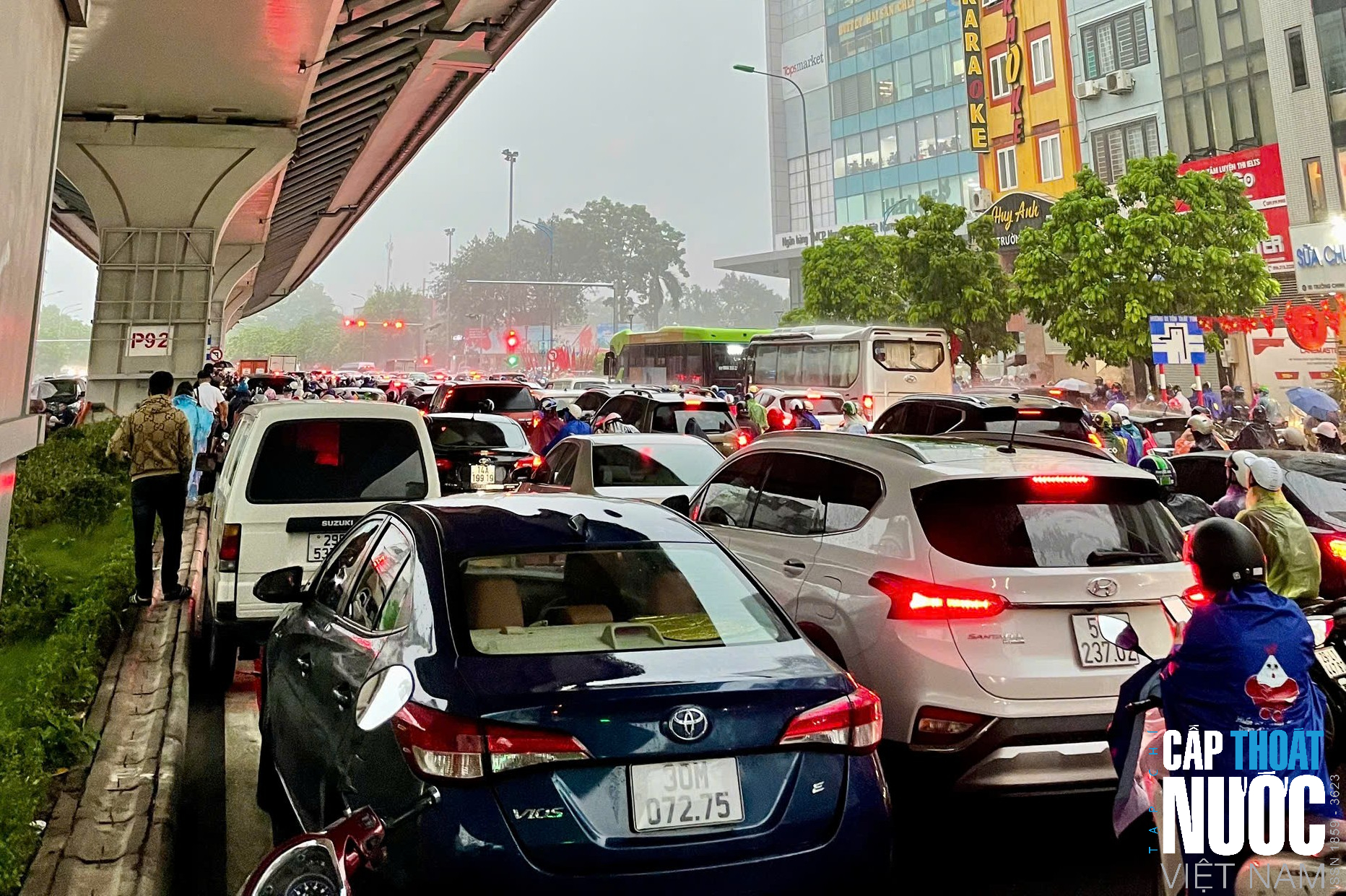 Hà Nội chìm trong biển nước, nhiều tuyến phố ngập sâu - Ảnh 10.