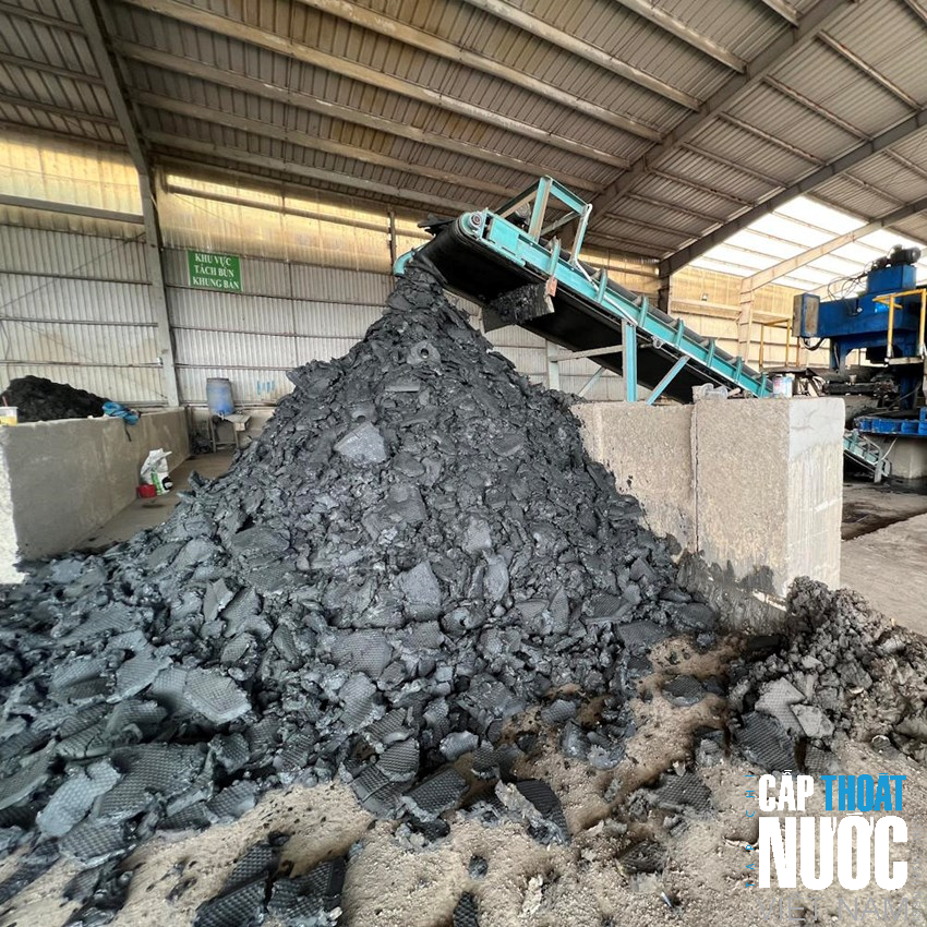 Biến bùn thải thành nguồn năng lượng mới - Ảnh 2.