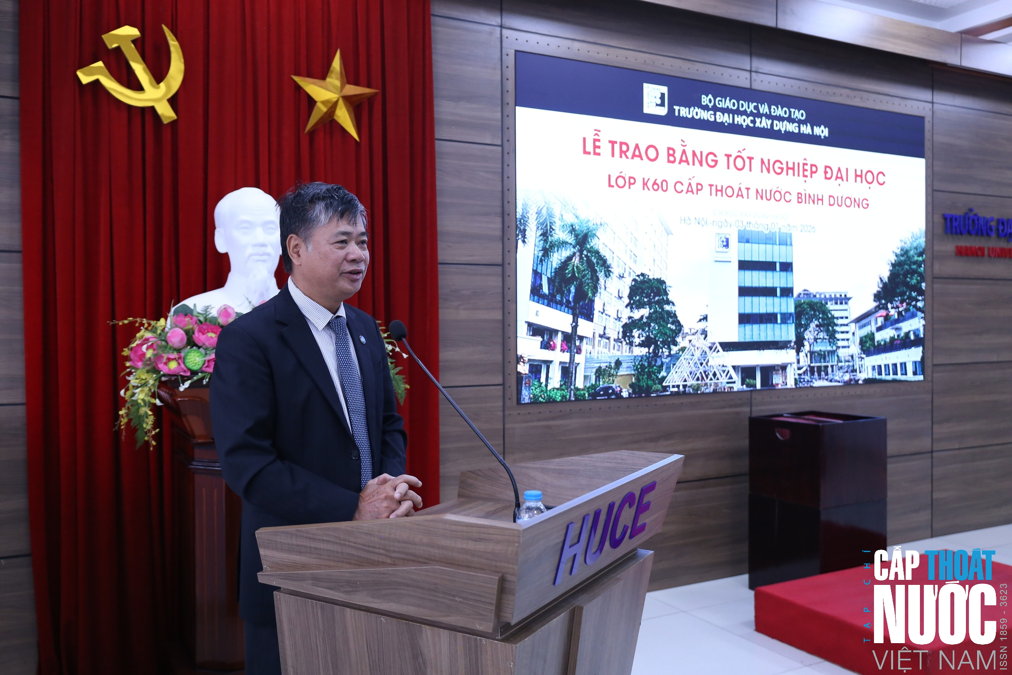 Tổ chức Lễ trao bằng Tốt nghiệp cho lớp K60 Cấp thoát nước Bình Dương tại trường Đại học Xây dựng Hà Nội  - Ảnh 2.