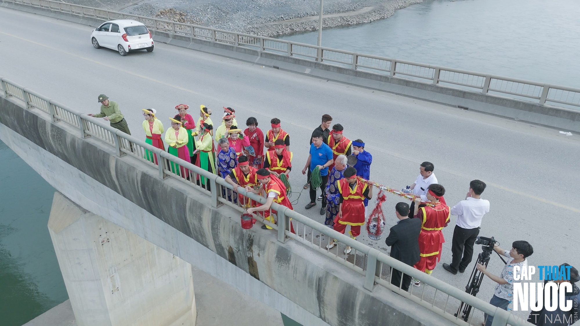 Tục rước nước sông Đà: Gìn giữ “mạch nguồn xanh” trong văn hóa Việt - Ảnh 1.