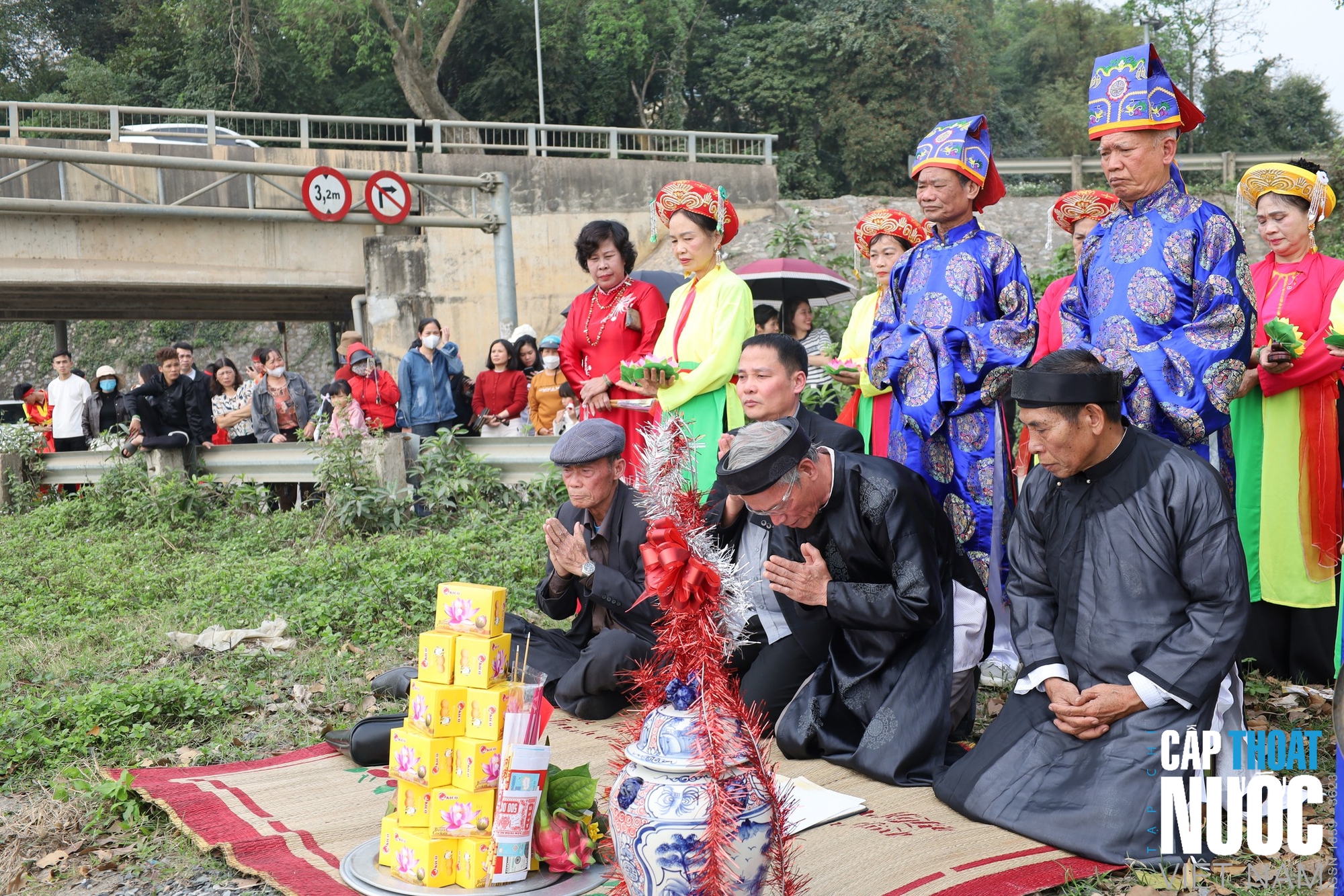 Tục rước nước sông Đà: Gìn giữ “mạch nguồn xanh” trong văn hóa Việt - Ảnh 2.