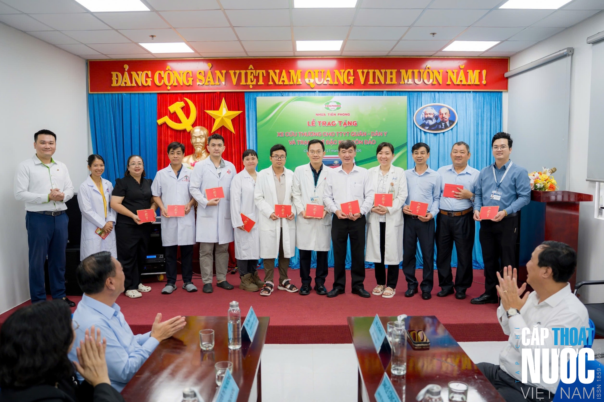 Nhựa Tiền Phong trao tặng 2 xe cứu thương cho y tế Đặc khu Côn Đảo - Ảnh 3.