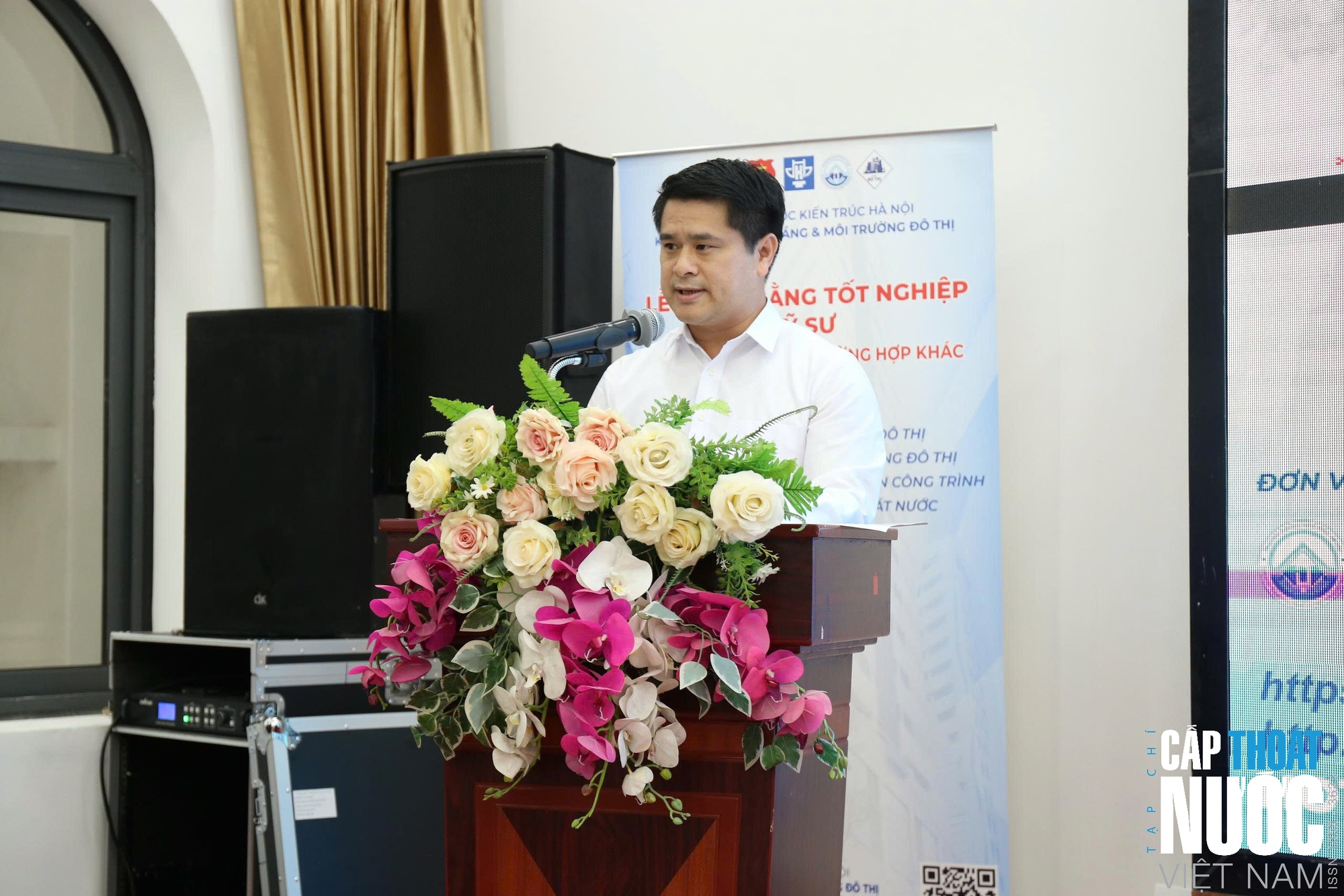 Gần 100 tân kỹ sư Khoa Kỹ thuật hạ tầng và Môi trường đô thị nhận bằng tốt nghiệp - Ảnh 2.